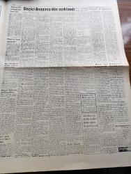 Ulus Gazetesi - 13 Haziran 1960 - Yanlış Bir Müşahede Üzerine Yazan Yakup Kadri Karaosmanoğlu Köşe Yazısı - Geçici Anayasa Dün Açıklandı - Milli Birlik Komitesi Üyeleri Açıklandı - Eski Anayasadaki Müsadere Memnuniyeti Maddesi Kalktı - Adalet Bakanı Abdullah Pulat Gözübüyük'ün Demeci - Yapmak Ve Duyurmak Yazan Bülent Ecevit Köşe Yazısı - Olur Mu Böyle Olur Mu Kardeş Kardeşi Vurur Mu Yazan Altan Öymen Yazı Dizisi - Yeni Ama Kanun Yazan Namık Zeki Aral - Billur Köşk Yazan Elizabeth Caddell Yazı Dizisi -  Beyazıt Meydanında Bugün Büyük Bir Miting Yapılacak - Emil Galip Sandalcı Köşe Yazısı - Demokrat Parti Tarafından Yaptırılmış Olan Binlerce Şiş Bulundu - Ankara Üniversitesi Talebe Birliği Türkiye Milli Talebe Federasyonu İkinci Başkanlığına El Koydu - Amerika Semada 226 Kilo Dinamit Patlatacak - İsrail Suriye'den Şikayetçi - Fenerbahçe Şampiyon Beşiktaş'ı Yendi - Tek Golü Şeref Attı - 1959 1960 Şampiyonu Beşiktaş Kupayı Alıyor - Ankara'da İlk Gece Maçı Gençlerbirliği İle America