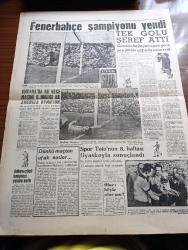 Ulus Gazetesi - 13 Haziran 1960 - Yanlış Bir Müşahede Üzerine Yazan Yakup Kadri Karaosmanoğlu Köşe Yazısı - Geçici Anayasa Dün Açıklandı - Milli Birlik Komitesi Üyeleri Açıklandı - Eski Anayasadaki Müsadere Memnuniyeti Maddesi Kalktı - Adalet Bakanı Abdullah Pulat Gözübüyük'ün Demeci - Yapmak Ve Duyurmak Yazan Bülent Ecevit Köşe Yazısı - Olur Mu Böyle Olur Mu Kardeş Kardeşi Vurur Mu Yazan Altan Öymen Yazı Dizisi - Yeni Ama Kanun Yazan Namık Zeki Aral - Billur Köşk Yazan Elizabeth Caddell Yazı Dizisi -  Beyazıt Meydanında Bugün Büyük Bir Miting Yapılacak - Emil Galip Sandalcı Köşe Yazısı - Demokrat Parti Tarafından Yaptırılmış Olan Binlerce Şiş Bulundu - Ankara Üniversitesi Talebe Birliği Türkiye Milli Talebe Federasyonu İkinci Başkanlığına El Koydu - Amerika Semada 226 Kilo Dinamit Patlatacak - İsrail Suriye'den Şikayetçi - Fenerbahçe Şampiyon Beşiktaş'ı Yendi - Tek Golü Şeref Attı - 1959 1960 Şampiyonu Beşiktaş Kupayı Alıyor - Ankara'da İlk Gece Maçı Gençlerbirliği İle America