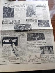 Ulus Gazetesi - 14 Haziran 1960 - Sanayi Bakanlığı Borcu 6,706 Milyar Lira - 1960'da Dışarıya Ödenecek Sanayi Borcu 750 Milyon - 3 Mayıs'ta Cemal Gürsel Celal Bayar'ım İstifa Etmesini İstemişti - Geçici Anayasanın Işığında Yazan Yakup Kadri Karaosmanoğlu Köşe Yazısı - Muhafız Alayını Başkent Alkışladı - İstanbul Üniversitesi Büyük Törenle Açıldı - Olur Mu Böyle Olur Mu Kardeş Kardeşi Vurur Mu Yazan Altan Öymen Yazı Dizisi - Dışarda Türkiye Yazan Kemal Zeki Gençosman - Billur Köşk Yazan Elizabeth Caddell Yazı Dizisi - Paris Kervanı Ve Ötesi Metin And - Devlet Tiyatrosu Paris'te Kral Oidipus Ve Hürrem Sultan'ı Oynayacak - Bir Vatandaşın Hazineye Bağışı 1 Kilo Külçe Altın İle 500 Cumhuriyet Altını - İstanbul Belediyesi Demokratik Parti'nin Gelir Kaynağı İmiş -  America Gençlerbirliğini Dün Gece 2 0 Yendi - Beden Terbiyesi Genel Müdürü Mehmet Arkan Dün İstifa Etti - Davis Kupası Yarım Finalleri - Ankara Kupası Basketbol Turnuvası - Real Madrid'in Talip Olduğu Meşhur Brezilyalı Yıldız Pele