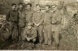 Dışarda asker üniformalarıyla poz veren bir grup erkeğin fotoğrafı. ,ORİJİNAL SİYAH & BEYAZ, 14 x 9cm EBADINDA - 1940'LAR, 1950'LER, 1960'LAR ve 1970'LER