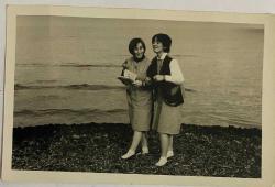 Sahilde birbirlerine sarılarak  poz veren iki genç kız fotoğrafı. FOTO IŞIK Doğan Kaynar Tel: 3663- SAMSUN ,ORİJİNAL SİYAH & BEYAZ, 14 x 9cm EBADINDA - 1940'LAR, 1950'LER, 1960'LAR ve 1970'LER