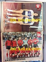 HAYAT SPOR DERGİSİ - 21 OCAK 1977 - SAYI: 3 - TRABZINSPOR 1977 TAKIM KADROSU POSTERİ - GAZİANTEPSPOR 1977 TAKIM KADROSU POSTERİ - ECZACIBAŞI KIZ VOLEYBOL TAKIMI 1977 POSTERİ - ALLİSON - SELÇUK BEŞİKTAŞ'DAN SÖZ ALDI - FEHMİ DİNÇER - BOYACI REŞİT - AVNİ AKYOL - İBRAHİM EROL - HALİT KIVANÇ - NEJAT KASAPOĞLU - FAHRİ İKİLER - DİYARBAKIRSPOR - LİDER BEŞİKTAŞ - BASKETBOL, İTÜ - SEDAT ARZUOĞULLARI - ŞENOL GÜNEŞ - ORHAN BORAN - HİLMİ OK - CHRIS EVERT - AHU TUBA - KAĞITSPOR - NAZIM KOKA - CEM ATABEYOĞLU - ARKA KAPAK, ADİ BASKETBOL OYNARKEN - POSTERLİ 32 SAYFA TAM TAKIM SPOR DERGİSİ