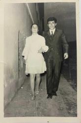 Birbirlerine sarılarak poz veren gelin ve damat  fotoğrafı.  ,ORİJİNAL SİYAH & BEYAZ, 14 x 9cm EBADINDA - 1940'LAR, 1950'LER, 1960'LAR ve 1970'LER