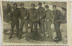 Askeri üniformalarıyla poz veren bir grup asker fotoğrafı.  ,ORİJİNAL SİYAH & BEYAZ, 14 x 9cm EBADINDA - 1940'LAR, 1950'LER, 1960'LAR ve 1970'LER