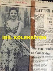YILDIZ KENTER'İN KIZI LEYLA KENTER'İN (LEYLA AKÇAN) - 1970'LERDE İNGİLTERE'DE CAMBRIDGE ÜNİVERSİTESİ'NDE OKUDUĞU YILLARDA BİR İNGİLİZ GAZETESİNDE ÇIKAN RÖPORTAJ SAYFASININ KÜPÜRÜ - - 26 x 16,5 cm EBADINDA --- SİYAH KARTONA YAPIŞTIRILMIŞ