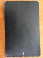 YILDIZ KENTER'İN KIZI LEYLA KENTER'İN (LEYLA AKÇAN) - 1970'LERDE İNGİLTERE'DE CAMBRIDGE ÜNİVERSİTESİ'NDE OKUDUĞU YILLARDA BİR İNGİLİZ GAZETESİNDE ÇIKAN RÖPORTAJ SAYFASININ KÜPÜRÜ - - 26 x 16,5 cm EBADINDA --- SİYAH KARTONA YAPIŞTIRILMIŞ