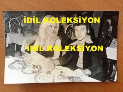 AYLA DİKMEN'İN ORİJİNAL FOTOĞRAFI - 18 x 11,5 cm EBADINDA - SİYAH & BEYAZ - AYLA DİKMEN ve SEVGİLİSİ ENİS BERKİ BİR RESTORAN MASADINDA BİRLİKTE YEMEK YERKEN ÇEKİLMİŞ GÜZEL BİR HATIRA FOTOĞRAFI