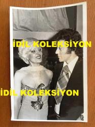 AYLA DİKMEN'İN ORİJİNAL FOTOĞRAFI - 18 x 11,5 cm EBADINDA - SİYAH & BEYAZ - AYLA DİKMEN ve SEVGİLİSİ ENİS BERKİ BİRBİRLERİYLE SEVGİ DOLU GÖZLERLE BAKIŞIRKEN ÇEKİLMİŞ ÖZEL BİR KARE