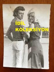AYLA DİKMEN'İN ORİJİNAL FOTOĞRAFI - 12 x 9 cm EBADINDA - SİYAH & BEYAZ - AYLA DİKMEN ve SEVGİLİSİ ENİS BERKİ BİRLİKTE YÜRÜRKEN ÇEKİLMİŞ BİR FOTOĞRAF