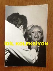 AYLA DİKMEN'İN ORİJİNAL 2'Lİ FOTOĞRAF SETİ - 18 x 12 cm ve 11 x 16 cm EBADINDA 2 ADET FOTOĞRAF - SİYAH & BEYAZ - 10 ŞUBAT 1969 TARİHİNDE AYLA DİKMEN'İN DİŞ MUAYENESİ OLUP BİR MUKAVELE İMZALADIĞI ANLARDA ÇEKİLMİŞ 2 FARKLI KARE