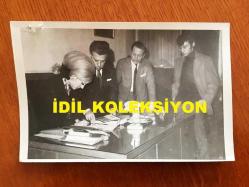 AYLA DİKMEN'İN ORİJİNAL 2'Lİ FOTOĞRAF SETİ - 18 x 12 cm ve 11 x 16 cm EBADINDA 2 ADET FOTOĞRAF - SİYAH & BEYAZ - 10 ŞUBAT 1969 TARİHİNDE AYLA DİKMEN'İN DİŞ MUAYENESİ OLUP BİR MUKAVELE İMZALADIĞI ANLARDA ÇEKİLMİŞ 2 FARKLI KARE