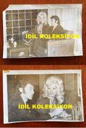 AYLA DİKMEN'İN ORİJİNAL 2'Lİ FOTOĞRAF SETİ - 18 x 12 cm EBADINDA 2 ADET FOTOĞRAF - SİYAH & BEYAZ - AYLA DİKMEN ve SEVGİLİSİ ENİS BERKİ'NİN BİRLİKTE OLDUKLARI ANLARDAN 2 FARKLI KARE, AYLA DİKMEN ''LÜKS GAZİNOLAR SANATI KATLETMEKTEDİR'' ŞEKLİNDE BİR İFADE KULLANMIŞTI.