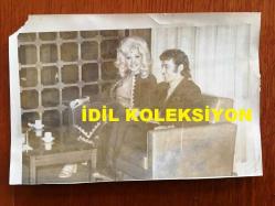 AYLA DİKMEN'İN ORİJİNAL 2'Lİ FOTOĞRAF SETİ - 18 x 12 cm EBADINDA 2 ADET FOTOĞRAF - SİYAH & BEYAZ - AYLA DİKMEN ve SEVGİLİSİ ENİS BERKİ'NİN BİRLİKTE OLDUKLARI ANLARDAN 2 FARKLI KARE, AYLA DİKMEN ''LÜKS GAZİNOLAR SANATI KATLETMEKTEDİR'' ŞEKLİNDE BİR İFADE KULLANMIŞTI.
