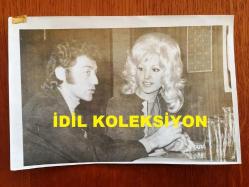 AYLA DİKMEN'İN ORİJİNAL 2'Lİ FOTOĞRAF SETİ - 18 x 12 cm EBADINDA 2 ADET FOTOĞRAF - SİYAH & BEYAZ - AYLA DİKMEN ve SEVGİLİSİ ENİS BERKİ'NİN BİRLİKTE OLDUKLARI ANLARDAN 2 FARKLI KARE, AYLA DİKMEN ''LÜKS GAZİNOLAR SANATI KATLETMEKTEDİR'' ŞEKLİNDE BİR İFADE KULLANMIŞTI.