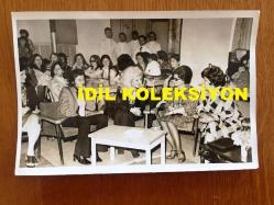 AYLA DİKMEN'İN ORİJİNAL 7'Lİ FOTOĞRAF SETİ - 18 x 12 cm EBADINDA 7 ADET FOTOĞRAF - SİYAH & BEYAZ - AYLA DİKMEN'İN 1. ZIRHLI TÜMENE BAĞLI SUBAYLARIN EŞLERİNİN DÜZENLEDİĞİ GECEYE SÜRPRİZ KONUK OLARAK KATILDIĞI ANLRDA ÇEKİLMİŞ 7 FARKLI KARE -  AYLA DİKMEN MASADA KONUKLARLA SOHBET EDERKEN, AYLA DİKMEN SUBAY ÇOCUKLARINI KUCAĞINDA SEVERKEN ve AYLA DİKMEN KIZ FOLKLOR EKİBİYLE OYNARKEN... ÖZEL ARŞİV - 17 MAYIS 1974