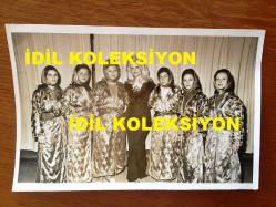 AYLA DİKMEN'İN ORİJİNAL 7'Lİ FOTOĞRAF SETİ - 18 x 12 cm EBADINDA 7 ADET FOTOĞRAF - SİYAH & BEYAZ - AYLA DİKMEN'İN 1. ZIRHLI TÜMENE BAĞLI SUBAYLARIN EŞLERİNİN DÜZENLEDİĞİ GECEYE SÜRPRİZ KONUK OLARAK KATILDIĞI ANLRDA ÇEKİLMİŞ 7 FARKLI KARE -  AYLA DİKMEN MASADA KONUKLARLA SOHBET EDERKEN, AYLA DİKMEN SUBAY ÇOCUKLARINI KUCAĞINDA SEVERKEN ve AYLA DİKMEN KIZ FOLKLOR EKİBİYLE OYNARKEN... ÖZEL ARŞİV - 17 MAYIS 1974