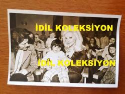 AYLA DİKMEN'İN ORİJİNAL 7'Lİ FOTOĞRAF SETİ - 18 x 12 cm EBADINDA 7 ADET FOTOĞRAF - SİYAH & BEYAZ - AYLA DİKMEN'İN 1. ZIRHLI TÜMENE BAĞLI SUBAYLARIN EŞLERİNİN DÜZENLEDİĞİ GECEYE SÜRPRİZ KONUK OLARAK KATILDIĞI ANLRDA ÇEKİLMİŞ 7 FARKLI KARE -  AYLA DİKMEN MASADA KONUKLARLA SOHBET EDERKEN, AYLA DİKMEN SUBAY ÇOCUKLARINI KUCAĞINDA SEVERKEN ve AYLA DİKMEN KIZ FOLKLOR EKİBİYLE OYNARKEN... ÖZEL ARŞİV - 17 MAYIS 1974