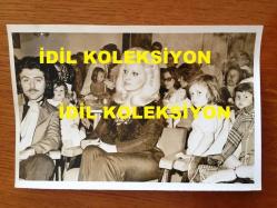 AYLA DİKMEN'İN ORİJİNAL 7'Lİ FOTOĞRAF SETİ - 18 x 12 cm EBADINDA 7 ADET FOTOĞRAF - SİYAH & BEYAZ - AYLA DİKMEN'İN 1. ZIRHLI TÜMENE BAĞLI SUBAYLARIN EŞLERİNİN DÜZENLEDİĞİ GECEYE SÜRPRİZ KONUK OLARAK KATILDIĞI ANLRDA ÇEKİLMİŞ 7 FARKLI KARE -  AYLA DİKMEN MASADA KONUKLARLA SOHBET EDERKEN, AYLA DİKMEN SUBAY ÇOCUKLARINI KUCAĞINDA SEVERKEN ve AYLA DİKMEN KIZ FOLKLOR EKİBİYLE OYNARKEN... ÖZEL ARŞİV - 17 MAYIS 1974