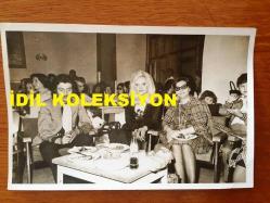 AYLA DİKMEN'İN ORİJİNAL 7'Lİ FOTOĞRAF SETİ - 18 x 12 cm EBADINDA 7 ADET FOTOĞRAF - SİYAH & BEYAZ - AYLA DİKMEN'İN 1. ZIRHLI TÜMENE BAĞLI SUBAYLARIN EŞLERİNİN DÜZENLEDİĞİ GECEYE SÜRPRİZ KONUK OLARAK KATILDIĞI ANLRDA ÇEKİLMİŞ 7 FARKLI KARE -  AYLA DİKMEN MASADA KONUKLARLA SOHBET EDERKEN, AYLA DİKMEN SUBAY ÇOCUKLARINI KUCAĞINDA SEVERKEN ve AYLA DİKMEN KIZ FOLKLOR EKİBİYLE OYNARKEN... ÖZEL ARŞİV - 17 MAYIS 1974