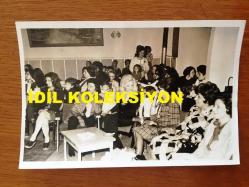 AYLA DİKMEN'İN ORİJİNAL 7'Lİ FOTOĞRAF SETİ - 18 x 12 cm EBADINDA 7 ADET FOTOĞRAF - SİYAH & BEYAZ - AYLA DİKMEN'İN 1. ZIRHLI TÜMENE BAĞLI SUBAYLARIN EŞLERİNİN DÜZENLEDİĞİ GECEYE SÜRPRİZ KONUK OLARAK KATILDIĞI ANLRDA ÇEKİLMİŞ 7 FARKLI KARE -  AYLA DİKMEN MASADA KONUKLARLA SOHBET EDERKEN, AYLA DİKMEN SUBAY ÇOCUKLARINI KUCAĞINDA SEVERKEN ve AYLA DİKMEN KIZ FOLKLOR EKİBİYLE OYNARKEN... ÖZEL ARŞİV - 17 MAYIS 1974