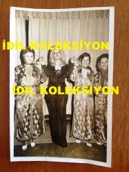 AYLA DİKMEN'İN ORİJİNAL 7'Lİ FOTOĞRAF SETİ - 18 x 12 cm EBADINDA 7 ADET FOTOĞRAF - SİYAH & BEYAZ - AYLA DİKMEN'İN 1. ZIRHLI TÜMENE BAĞLI SUBAYLARIN EŞLERİNİN DÜZENLEDİĞİ GECEYE SÜRPRİZ KONUK OLARAK KATILDIĞI ANLRDA ÇEKİLMİŞ 7 FARKLI KARE -  AYLA DİKMEN MASADA KONUKLARLA SOHBET EDERKEN, AYLA DİKMEN SUBAY ÇOCUKLARINI KUCAĞINDA SEVERKEN ve AYLA DİKMEN KIZ FOLKLOR EKİBİYLE OYNARKEN... ÖZEL ARŞİV - 17 MAYIS 1974