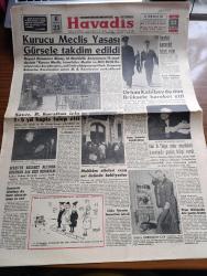Havadis Gazetesi - 22 Kasım 1960 - Kurucu Meclis Yasası Cemal Gürsel'e Takdim Edildi - Savcı Refik Koraltan  İçin 1 5 Yıl Hapis Talep Etti - Orhan Kabibay'da Dün Brüksel'e Hareket Etti - Japon Anayasası Değiştirilmiyor - Vali Refik Tulga Şehir Meselesi Üzerindeki Geniş Bilgi Verdi - Boğa Güreşçisi - Lüks Nermin Beraatini İstedi -  Sultanahmet Cezaevinin Önünde Tahliye Edilecek Yakınlarını Bekleyenler Fotoğraf - Orhan Seyfi Orhon Köşe Yazısı - Deliler Gülüyor Yazan Süleyman Tekil Yazı Dizisi - Temel Reis Çizen Ralph Stein - Feza Hakkında Bilgi Toplayan Balonlar - Bu Ceset Kimin Yazan W. J. Yazı Dizisi - Affetmeyen Kadın Yazan Jean P. Moerau Yazı Dizisi - Eski Mısır Kralı Faruk'un Gizli Aşk Müzesi Açıklandı - 2000 Senesinde Londra'ya Artık Yağmur Yağmayacak - Bu Hafta Lig Maçı Ve Toto Yok - A Takımdan Sonra B Takımda Kampa Girdi - Mithatpaşa Stadının Işık Tertibatı Hazırlıkları Sona Erdi - Galatasaray Olimpiyakosla Oynuyor - Bulgaristan Maçını Halit Kıvanç Anlatacak
