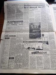 Havadis Gazetesi - 22 Kasım 1960 - Kurucu Meclis Yasası Cemal Gürsel'e Takdim Edildi - Savcı Refik Koraltan  İçin 1 5 Yıl Hapis Talep Etti - Orhan Kabibay'da Dün Brüksel'e Hareket Etti - Japon Anayasası Değiştirilmiyor - Vali Refik Tulga Şehir Meselesi Üzerindeki Geniş Bilgi Verdi - Boğa Güreşçisi - Lüks Nermin Beraatini İstedi -  Sultanahmet Cezaevinin Önünde Tahliye Edilecek Yakınlarını Bekleyenler Fotoğraf - Orhan Seyfi Orhon Köşe Yazısı - Deliler Gülüyor Yazan Süleyman Tekil Yazı Dizisi - Temel Reis Çizen Ralph Stein - Feza Hakkında Bilgi Toplayan Balonlar - Bu Ceset Kimin Yazan W. J. Yazı Dizisi - Affetmeyen Kadın Yazan Jean P. Moerau Yazı Dizisi - Eski Mısır Kralı Faruk'un Gizli Aşk Müzesi Açıklandı - 2000 Senesinde Londra'ya Artık Yağmur Yağmayacak - Bu Hafta Lig Maçı Ve Toto Yok - A Takımdan Sonra B Takımda Kampa Girdi - Mithatpaşa Stadının Işık Tertibatı Hazırlıkları Sona Erdi - Galatasaray Olimpiyakosla Oynuyor - Bulgaristan Maçını Halit Kıvanç Anlatacak