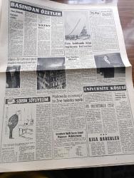 Havadis Gazetesi - 22 Kasım 1960 - Kurucu Meclis Yasası Cemal Gürsel'e Takdim Edildi - Savcı Refik Koraltan  İçin 1 5 Yıl Hapis Talep Etti - Orhan Kabibay'da Dün Brüksel'e Hareket Etti - Japon Anayasası Değiştirilmiyor - Vali Refik Tulga Şehir Meselesi Üzerindeki Geniş Bilgi Verdi - Boğa Güreşçisi - Lüks Nermin Beraatini İstedi -  Sultanahmet Cezaevinin Önünde Tahliye Edilecek Yakınlarını Bekleyenler Fotoğraf - Orhan Seyfi Orhon Köşe Yazısı - Deliler Gülüyor Yazan Süleyman Tekil Yazı Dizisi - Temel Reis Çizen Ralph Stein - Feza Hakkında Bilgi Toplayan Balonlar - Bu Ceset Kimin Yazan W. J. Yazı Dizisi - Affetmeyen Kadın Yazan Jean P. Moerau Yazı Dizisi - Eski Mısır Kralı Faruk'un Gizli Aşk Müzesi Açıklandı - 2000 Senesinde Londra'ya Artık Yağmur Yağmayacak - Bu Hafta Lig Maçı Ve Toto Yok - A Takımdan Sonra B Takımda Kampa Girdi - Mithatpaşa Stadının Işık Tertibatı Hazırlıkları Sona Erdi - Galatasaray Olimpiyakosla Oynuyor - Bulgaristan Maçını Halit Kıvanç Anlatacak