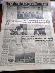 Havadis Gazetesi - 22 Kasım 1960 - Kurucu Meclis Yasası Cemal Gürsel'e Takdim Edildi - Savcı Refik Koraltan  İçin 1 5 Yıl Hapis Talep Etti - Orhan Kabibay'da Dün Brüksel'e Hareket Etti - Japon Anayasası Değiştirilmiyor - Vali Refik Tulga Şehir Meselesi Üzerindeki Geniş Bilgi Verdi - Boğa Güreşçisi - Lüks Nermin Beraatini İstedi -  Sultanahmet Cezaevinin Önünde Tahliye Edilecek Yakınlarını Bekleyenler Fotoğraf - Orhan Seyfi Orhon Köşe Yazısı - Deliler Gülüyor Yazan Süleyman Tekil Yazı Dizisi - Temel Reis Çizen Ralph Stein - Feza Hakkında Bilgi Toplayan Balonlar - Bu Ceset Kimin Yazan W. J. Yazı Dizisi - Affetmeyen Kadın Yazan Jean P. Moerau Yazı Dizisi - Eski Mısır Kralı Faruk'un Gizli Aşk Müzesi Açıklandı - 2000 Senesinde Londra'ya Artık Yağmur Yağmayacak - Bu Hafta Lig Maçı Ve Toto Yok - A Takımdan Sonra B Takımda Kampa Girdi - Mithatpaşa Stadının Işık Tertibatı Hazırlıkları Sona Erdi - Galatasaray Olimpiyakosla Oynuyor - Bulgaristan Maçını Halit Kıvanç Anlatacak