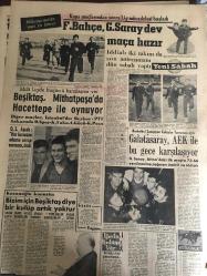 YENİ SABAH GAZETESİ 30 KASIM 1963 YIL :26 SAYI :8878--YTP ,CKMP Mustakiller Bir Parti de Birleşecekler ---YTP ve CKMP biz yurdu batağa sürmedik diyor ---Ankara da ,Mafia adlı çete ele geçti ---Ünlü şarkıcı Dalida geldi ---Bütçede ki açık arttı ---Alp Reel 864 günden beri  bitkisel hayat yaşıyor --Oswald  ve Ruby arasında ki münasebet ne ?---Van da üç avcı çığ altında  can verdi --Sümerbank bazı  mamullere  zam yaptı ---Yeni  partiye  methiye : Siyavuşgil ---1964 Kotası ile yeni dış ticaret  rejimi 2 Aralık da ilan ediliyor ----Sinema -Mevsimin ilgi çekici filmlerinden biri :Sporcunun Hayatı --Fenerbahçe ,Galatasaray  dev maça hazır ---Beşiktaş ,Mithatpaşa da Hacettepe ile oynuyor ---Galatasaray ,AEK ile bu gece karşılaşıyor ---Kozanoğlu bir konuştu : Bizim için Beşiktaş diye bir kulüp artık  yoktur ---
