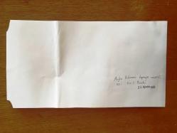 AYLA DİKMEN'İN TIPKI BASIM FOTOĞRAFI - 28 x 15 cm EBADINDA - AYLA DİKMEN'İN CENAZE TÖRENİNDE ÇEKİLMİŞ BİR KARE  - EN ÖNDE BEYAZ TAKIMIYLA EŞİ ENİS BERKİ - 23 AĞUSTOS 1990