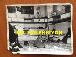 NEJAT UYGUR'UN DA SAHNE ALDIĞI KADIKÖY TİYATROSU'NUN TAHRİP EDİLDİKTEN SONRA ÇEKİLMİŞ ORİJİNAL BÜYÜK BOY BİR FOTOĞRAFI - 24 x 18 cm EBADINDA - SİYAH & BEYAZ