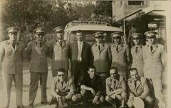 Askeri üniformalarıyla poz veren bir grup erkek fotoğrafı.  ,ORİJİNAL SİYAH & BEYAZ, 14 x 9cm EBADINDA - 1940'LAR, 1950'LER, 1960'LAR ve 1970'LER