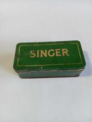 Antika dikiş makinesi kutusu teneke