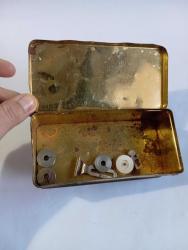 Antika dikiş makinesi kutusu teneke