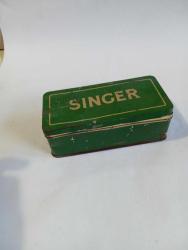 Antika dikiş makinesi kutusu teneke