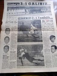 Havadis Gazetesi - 28 Kasım 1960 - Edirne Üniversitesinin Kurulması Gerçekleşiyor - Batı Trakya Türkleri Üniversitenin Kuruluşuna Yardım Etmek İstiyor - Berrin Menderes Şahitlik Edecek - Üniversitede Yeni Bir Tasfiye Mi - Akıl Hastalarının Dünkü Gösterileri - Aydın Yalçın Ve Arkadaşları Parti Kurmaya Çalışıyor - Demokrasi Ve Yenilik Yazan Gökhan Evliyaoğlu Köşe Yazısı -  Venezuela'da Talebe Polisle Çarpıştı - Temel Reis Çizen Ralph Stein - Yabancıları Karıştırmamalı Yaşam Orhan Seyfi Orhon Köşe Yazısı - Deliler Gülüyor Yazan Süleyman Tekil Yazı Dizisi - Aşkı Tanrı Kıskançlığı Şeytan Yaratmış - Bu Ceset Kimin Yazan W. J. Yazı Dizisi - Affetmeyen Kadın Yazan Jean P. Moreau Yazı Dizisi - İstanbul Ankara Radyosu Programı - Viski Depolarında Kazlar Bekçilik Ediyor - Amerika Feza Çalışmalarına 133 Milyon Dolar Sarfediyor - İçkili Gazinolarda Yolsuzluk - A Milli Takımımız Sofyada Bulgaristana 2 1 Yenildi - Metin Oktay Tek Golümüzü Attı