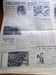 Yeni İstanbul Gazetesi - 13 Haziran 1960 - Geçici Anayasa Gece İlan Edildi - Anayasaya Göre Sakıtlar Dokuz Kişilik Yüksek Adalet Divanı'nda Yargılanacak - Denizde Hürriyet Mitingi - Anayasa 4 Bölüm Ve 27 Maddeden Kurulu - Celal Bayar Vatana İhanet Suçu İle Yargılanacak - Eski Vali Ethem Yetkiner ve Belediye Reisi Kemal Aygün İfade Veriyorlar - İdam Cezası Kimler İçin Talep Edilecek - Basın İçin Anayasa Teminatı İsteniyor - Cemal Gürsel Çankaya Köşkünde Oturacak -  Sarı Melek Yazan Reşat Enis Yazı Dizisi - James Bond Çizen Jan Fleming - Cici Teyze Çizen Saunders ve Ernst - Abdülhamid Ve Ortadoğu'da Komitacılar Yazan Nizamettin Nazif Tepedelenlioğlu Yazı Dizisi - Bugünkü Burç Falınız - 19  Mayısta Mustafa Kemal Büyük Kurtuluşun Mucizevi Hikayesi Yazan Naşit Uluğ Yazı Dizisi - Eisenhower'in Ziyareti Dolayısıyla Tokyo'da Güvenlik Tedbirleri Alındı - Paris'te Cezayirli Milliyetçiler İle Polis Arasında Çarpışmalar Oldu - Fenerbahçe Beşiktaş'tan Rövanşı Aynı Skorla Aldı 1 0