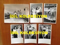 NEJAT UYGUR'UN ORİJİNAL 6'LI FOTOĞRAF SETİ - 18 x 12 cm ve 24 x 18 cm EBADINDA 6 ADET FOTOĞRAF - SİYAH & BEYAZ - NEJAT UYGUR'UN BİR YEŞİLÇAM FİLMİNDEN ÇEKİLMİŞ 6 FARKLI KARE