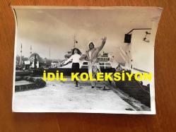 NEJAT UYGUR'UN ORİJİNAL 6'LI FOTOĞRAF SETİ - 18 x 12 cm ve 24 x 18 cm EBADINDA 6 ADET FOTOĞRAF - SİYAH & BEYAZ - NEJAT UYGUR'UN BİR YEŞİLÇAM FİLMİNDEN ÇEKİLMİŞ 6 FARKLI KARE