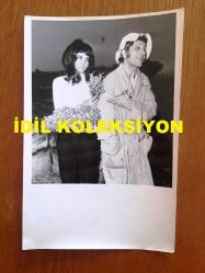 NEJAT UYGUR'UN ORİJİNAL 6'LI FOTOĞRAF SETİ - 18 x 12 cm ve 24 x 18 cm EBADINDA 6 ADET FOTOĞRAF - SİYAH & BEYAZ - NEJAT UYGUR'UN BİR YEŞİLÇAM FİLMİNDEN ÇEKİLMİŞ 6 FARKLI KARE