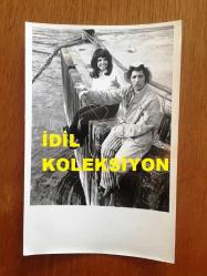 NEJAT UYGUR'UN ORİJİNAL 6'LI FOTOĞRAF SETİ - 18 x 12 cm ve 24 x 18 cm EBADINDA 6 ADET FOTOĞRAF - SİYAH & BEYAZ - NEJAT UYGUR'UN BİR YEŞİLÇAM FİLMİNDEN ÇEKİLMİŞ 6 FARKLI KARE