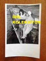 NEJAT UYGUR'UN ORİJİNAL 6'LI FOTOĞRAF SETİ - 18 x 12 cm ve 24 x 18 cm EBADINDA 6 ADET FOTOĞRAF - SİYAH & BEYAZ - NEJAT UYGUR'UN BİR YEŞİLÇAM FİLMİNDEN ÇEKİLMİŞ 6 FARKLI KARE