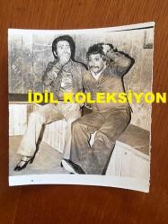 NEJAT UYGUR'UN ORİJİNAL 2'Lİ FOTOĞRAF SETİ - 14 x 9 cm ve 12 x 11 cm EBADINDA 2 ADET FOTOĞRAF - SİYAH & BEYAZ - NEJAT UYGUR'UN OYUN ARKADAŞIYLA BİRLİKTE SAHNE ALDIĞI ANLARDAN 2 FARKLI KARE , NEJAT UYGUR'UN BIYIKLI OLDUĞU ZAMANLARDAN, 1970'LER