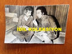 NEJAT UYGUR'UN ORİJİNAL 2'Lİ FOTOĞRAF SETİ - 14 x 9 cm ve 12 x 11 cm EBADINDA 2 ADET FOTOĞRAF - SİYAH & BEYAZ - NEJAT UYGUR'UN OYUN ARKADAŞIYLA BİRLİKTE SAHNE ALDIĞI ANLARDAN 2 FARKLI KARE , NEJAT UYGUR'UN BIYIKLI OLDUĞU ZAMANLARDAN, 1970'LER