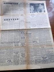 Yeni İstanbul Gazetesi - 17 Kasım 1960 - Amerikan Seçiminden Sonra Yazan Habib Edib Törehan Köşe Yazısı - Alpaslan Türkeş Ve 13 Arkadaşının Görevleri Dün Açıklandı - Affedilen Milli Birlik Komitesi Üyeleri Dört Yıl Müddetle Dış Memleketlerde Kalacaklar - 6 7 Eylül Davasında İse Adnan Menderes'in Avukatı Burhan Apaydın İsmet İnönü'nün De Tanık Olarak Dinlenilmesini İstedi - Demokrat Parti'nin Malları Nasıl Tasfiye Edilecek -  Başsavcı Egesel İle Hayrettin Erkmen Söz Düellosu - Meçhul Sevgili Nakleden Refik Özdek Yazı Dizisi - Doğu Ve Güneydoğu Anadolu'nun Kalkındırılması Yazan Doktor Fazlı Ayverdi Yazı Dizisi - Orhan Veli'yi Anarken Yazan Fikret Adil - İstanbul Ankara Radyosu Programı - Birleşmiş Milletler Küçük Devletlere İhtarda Bulundu - Eichman Altı Milyon Yahudiyi Öldüren Adam Çeviren Nevin Kınay Yazı Dizisi - Fransa Batı Almanya'ya Hava Üssü Veriyor - İdil Biret'in Moskova'da Üçüncü Konseri De Başarı Kazandı - Bugünkü Burç Falınız - Yüksek Adalet Divanı Önünde Yassıada Duruşması