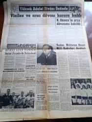 Yeni İstanbul Gazetesi - 17 Kasım 1960 - Amerikan Seçiminden Sonra Yazan Habib Edib Törehan Köşe Yazısı - Alpaslan Türkeş Ve 13 Arkadaşının Görevleri Dün Açıklandı - Affedilen Milli Birlik Komitesi Üyeleri Dört Yıl Müddetle Dış Memleketlerde Kalacaklar - 6 7 Eylül Davasında İse Adnan Menderes'in Avukatı Burhan Apaydın İsmet İnönü'nün De Tanık Olarak Dinlenilmesini İstedi - Demokrat Parti'nin Malları Nasıl Tasfiye Edilecek -  Başsavcı Egesel İle Hayrettin Erkmen Söz Düellosu - Meçhul Sevgili Nakleden Refik Özdek Yazı Dizisi - Doğu Ve Güneydoğu Anadolu'nun Kalkındırılması Yazan Doktor Fazlı Ayverdi Yazı Dizisi - Orhan Veli'yi Anarken Yazan Fikret Adil - İstanbul Ankara Radyosu Programı - Birleşmiş Milletler Küçük Devletlere İhtarda Bulundu - Eichman Altı Milyon Yahudiyi Öldüren Adam Çeviren Nevin Kınay Yazı Dizisi - Fransa Batı Almanya'ya Hava Üssü Veriyor - İdil Biret'in Moskova'da Üçüncü Konseri De Başarı Kazandı - Bugünkü Burç Falınız - Yüksek Adalet Divanı Önünde Yassıada Duruşması