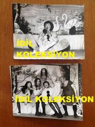 NEJAT UYGUR'UN ORİJİNAL 2'Lİ FOTOĞRAF SETİ - 16 x 12 cm EBADINDA - SİYAH & BEYAZ - NEJAT UYGUR BİR TİYATRO OYUNUNDA PALYAÇO KOSTÜMÜYLE OYUNUNU SERGİLERKEN SAHNE ARKADAŞLARIYLA BİRLİKTE ÇEKİLMİŞ 2 FARKLI KARE