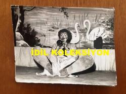 NEJAT UYGUR'UN ORİJİNAL 2'Lİ FOTOĞRAF SETİ - 16 x 12 cm EBADINDA - SİYAH & BEYAZ - NEJAT UYGUR BİR TİYATRO OYUNUNDA PALYAÇO KOSTÜMÜYLE OYUNUNU SERGİLERKEN SAHNE ARKADAŞLARIYLA BİRLİKTE ÇEKİLMİŞ 2 FARKLI KARE