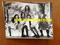 NEJAT UYGUR'UN ORİJİNAL 2'Lİ FOTOĞRAF SETİ - 16 x 12 cm EBADINDA - SİYAH & BEYAZ - NEJAT UYGUR BİR TİYATRO OYUNUNDA PALYAÇO KOSTÜMÜYLE OYUNUNU SERGİLERKEN SAHNE ARKADAŞLARIYLA BİRLİKTE ÇEKİLMİŞ 2 FARKLI KARE